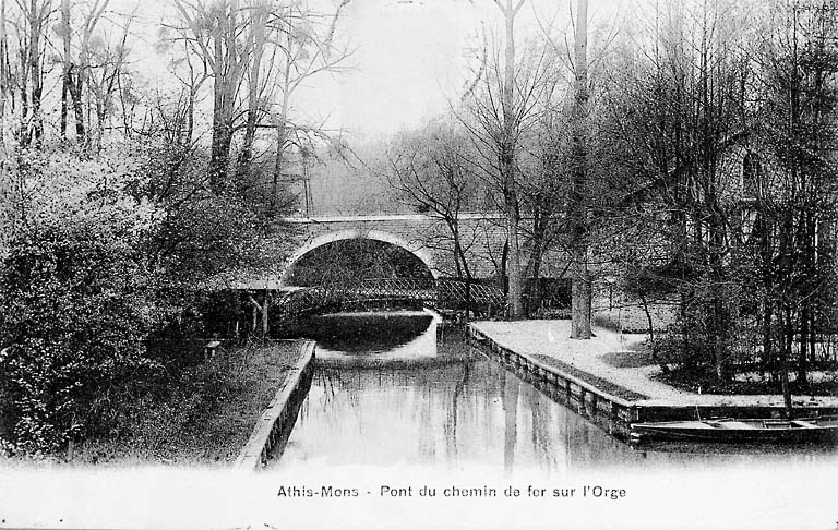 Vue du pont à arche unique construit en 1905 pour le doublement des voies du P.O., à l'avant du pont ancien à deux arches.