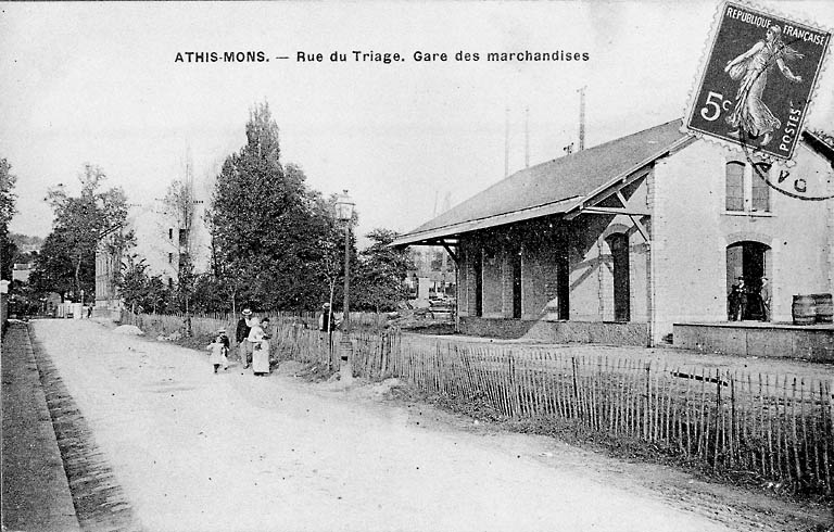 Le long du chemin d'intérêt communal n° 29, la cour des marchandises, halle et quai. La photo est postérieure à 1913 car on aperçoit l'immeuble construit par MMe Do entre 1905 et 1913.