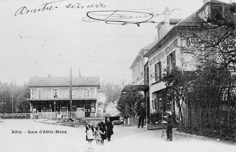 La première gare d'Athis, vue côté Seine. Elle subsistera jusqu'à la réalisation des travaux de doublement des voies en 1904. A gauche, passage à niveau qui sera remplacé par un passage inférieur. A droite, passage inférieur de 3 mètres d'ouverture conservé et rallongé après les travaux.