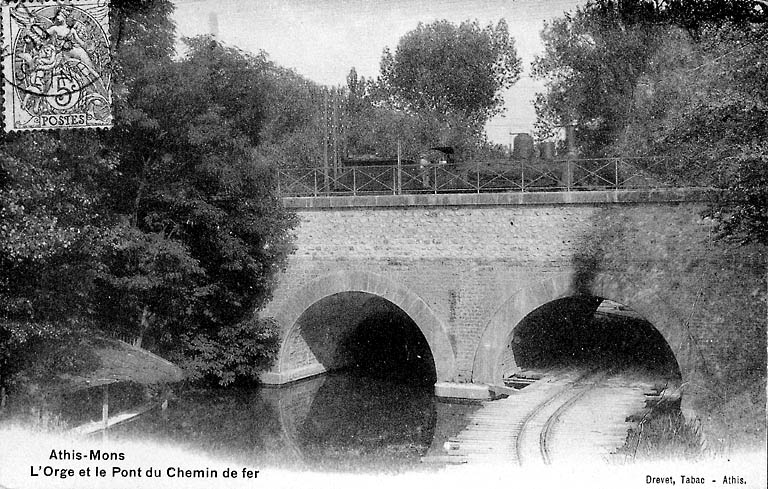 Le premier pont à deux arches, près du lavoir sur l'Orge.