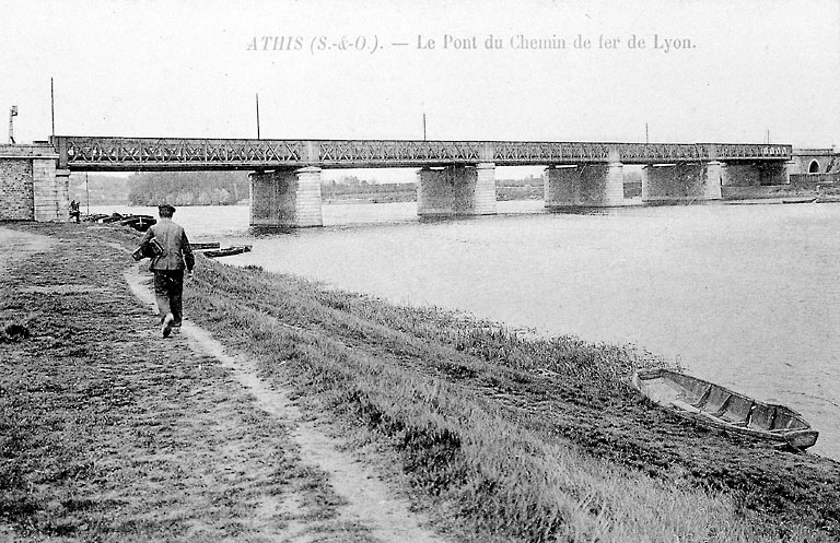 Vue d'ensemble ; il s'agit du pont reconstruit en 1871 par l'entreprise Schneider et Cie.