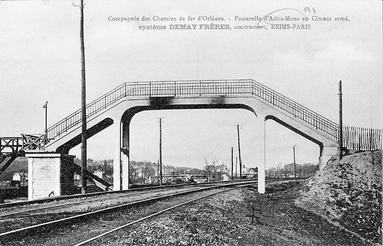 La passerelle en ciment armé dans le prolongement de la passerelle de l'avenue de Seine.
