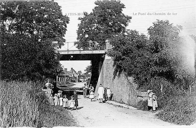 Passage inférieur (non localisé) établi lors des travaux de doublement des voies en 1902. Il s'agit peut-être du passage situé au bout de l'avenue d'Athis, dans le quartier du Cottage, à proximité de la Seine.
