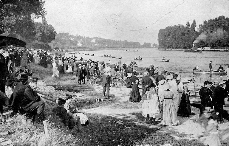 La foule des promeneurs sur les berges de la Seine lors d'une régate au début du XXe siècle.