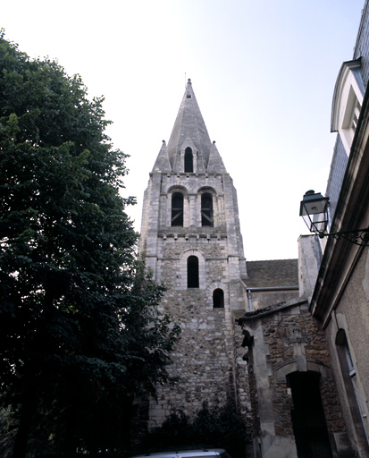 Le clocher, côté nord ; au premier plan, la galerie construite au début du 20e siècle par le baron de Courcel pour relier le château à l'ancienne chapelle seigneuriale.