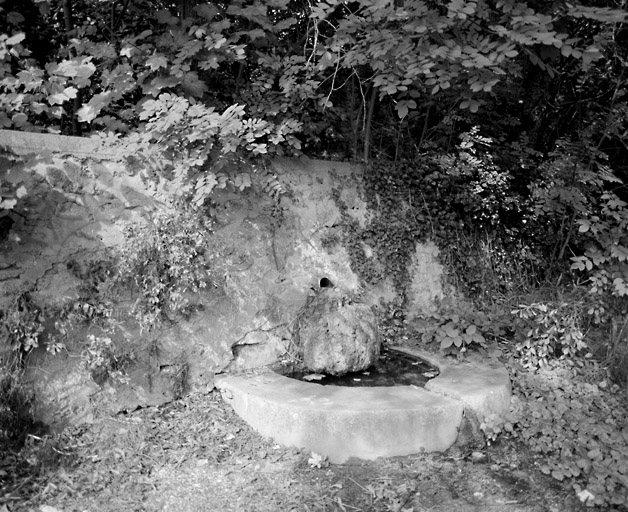 Fontaine située au carrefour du sentier rural de l'ancien petit Mons et du sentier de la fontaine Garelle.