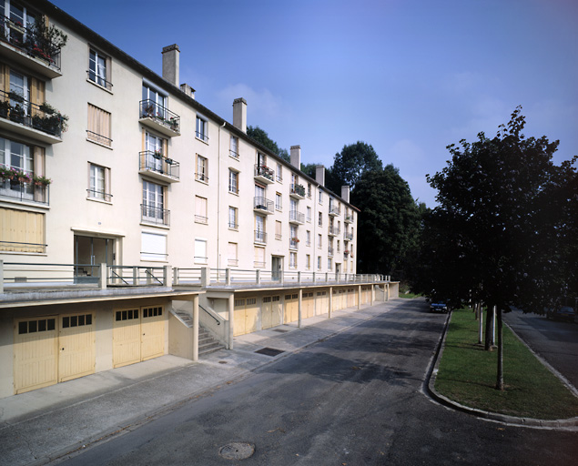 L'immeuble n° 65-69 en bordure de la boucle qui termine la rue.