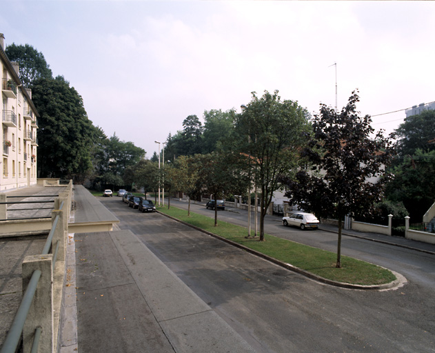Vue de la boucle aménagée à l'extrémité de la voie pour faciliter les manoeuvres des véhicules. Contrairement au projet du plan d'urbanisme, la voie n'a pas été poursuivie jusqu'à la rue de la Montagne de Mons.