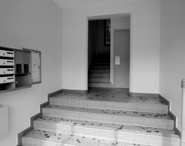 Vue du vestibule d'entrée de l'un des immeubles (n° 51).
