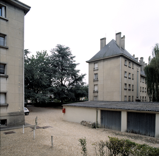 Les deux immeubles séparés à l'arrière par le bâtiment des garages.