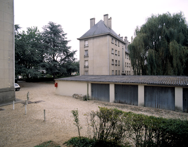 Le bâtiment des garages et le pignon de l'immeuble n° 1-3.