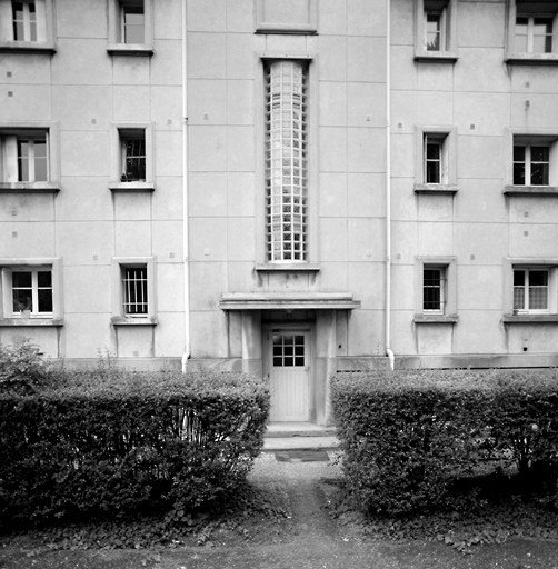 Façade postérieure de l'immeuble n° 5-7 : détail de la travée d'escalier et de sa fenêtre en pavés de verre.