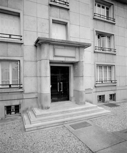 Façade antérieure du 1er immeuble : détail de la porte d'entrée (n° 3).