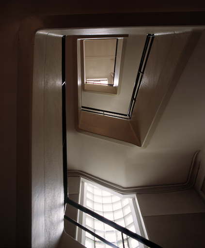 Vue en contre-plongée de la cage d'escalier (n° 1).