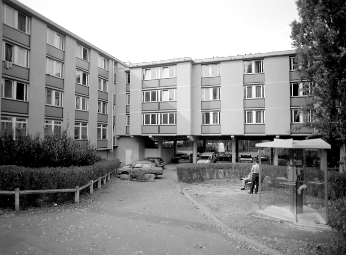 Vue des façades antérieures, à l'angle des ailes nord et est du bâtiment.