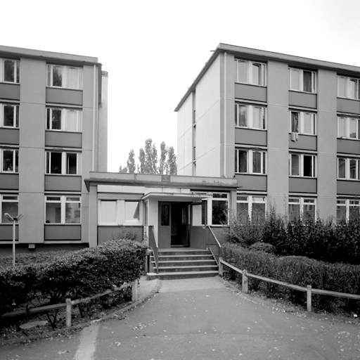 Vue de l'entrée, au centre des ailes nord et sud.