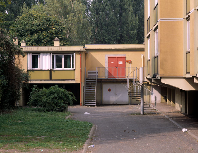 Vue du bâtiment de la chaufferie et du logement des gérants situé sur la façade postérieure, derrière l'entrée.