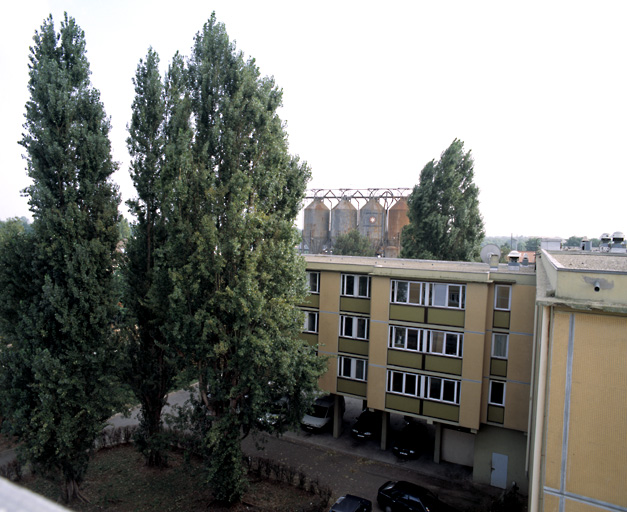 Vue d'une partie des bâtiments depuis le toit-terrasse (façade nord du bâtiment perpendiculaire à l'aile sud).