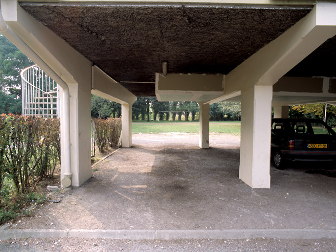 Détail des pilotis ménageant des parkings sous les bâtiments.