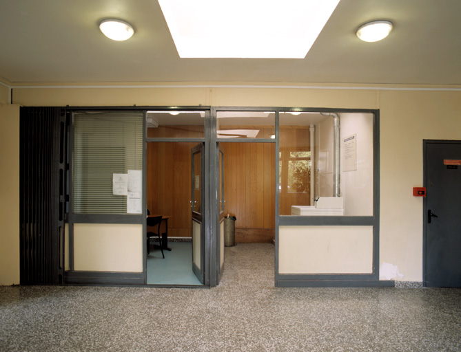 Vue des bureaux installés au fond du vestibule.