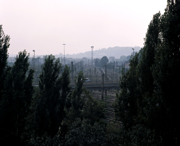 Vue sur la voie ferrée, prise du toit-terrasse du bâtiment.