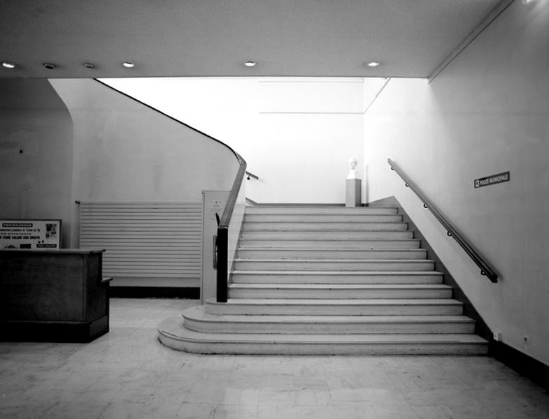 Escalier nord d'accès à la salle des fêtes : vue perspective du développement de l'escalier depuis la volée de départ