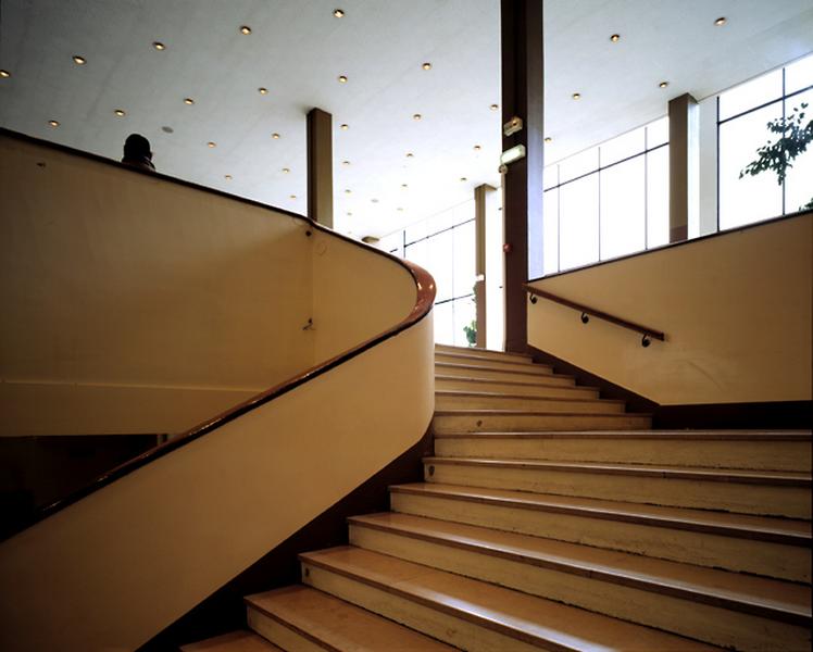 Escalier nord d'accès à la salle des fêtes : vue perspective du développement de l'escalier depuis la volée supérieure vers l'étage