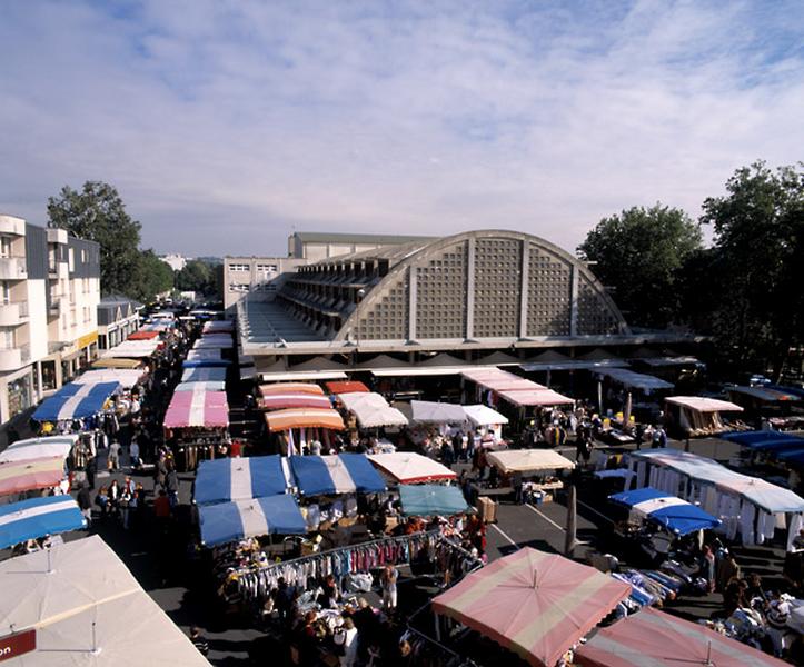 Vue perspective de la halle un jour de marché