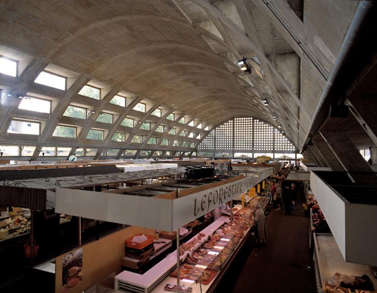 Vue perspective intérieure de la voûte de la halle.