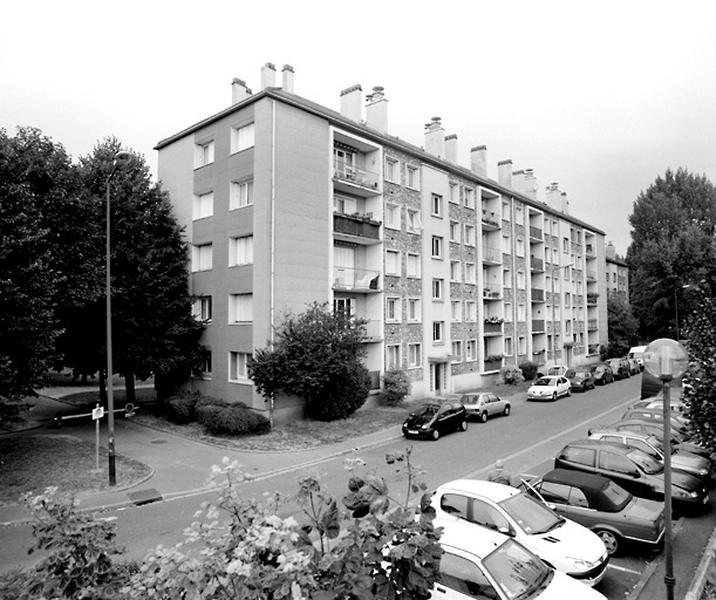 Vue perspective de la façade sur la rue.