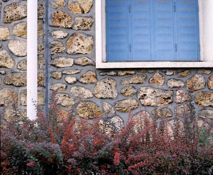 L'appareil de moellons de meulière du mur gouttereau.