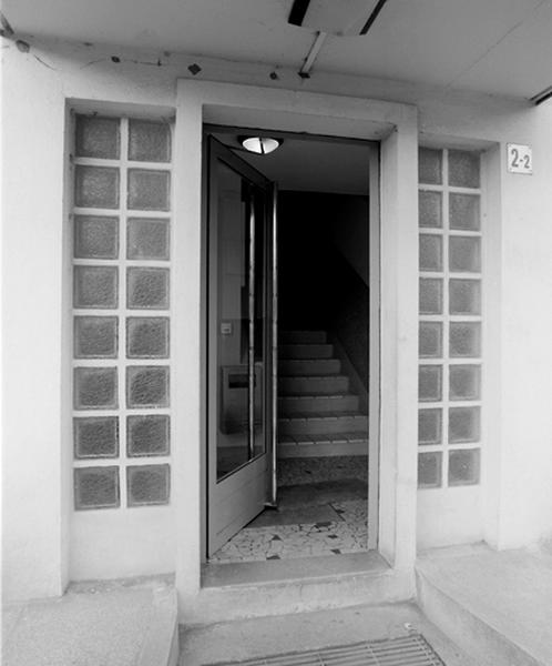 L'entrée d'une travée d'escalier de l'immeuble.