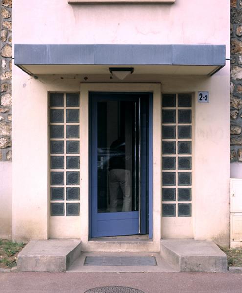 L'entrée d'une travée d'escalier de l'immeuble