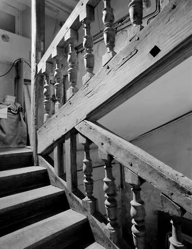 Escalier : détail de la rampe à balustes en bois.