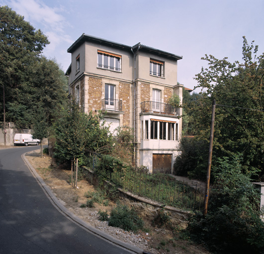 Vue d'ensemble. Ses façades sont percées de nombreuses ouvertures. Celle qui est tournée vers le sud est garnie d'un bow-window avec balcon.
