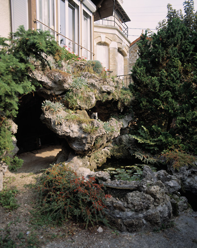 Vue de la grotte située sous le bow-window de la façade antérieure.