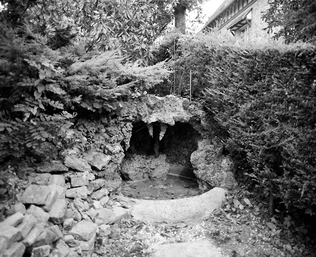 Un bassin en forme de petite grotte situé dans le parc.