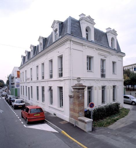 Vue d'ensemble. La maison figure sur le cadastre de 1815. Propriété de la famille de Courcel qui y installe une maternité en 1933, elle est louée à partir de 1939 à l'inspection générale de l'administration en mission extraordinaire pour la 1ère région (caserne de Noailles à Versailles) puis, acquise par la ville en 1957, elle sert de commissariat de police jusqu'en 1990. Elle est ensuite transformée en médiathèque.