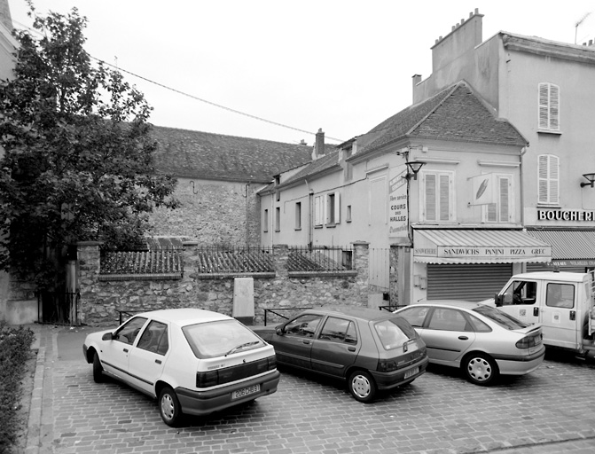 Bâtiment du 6, place de l'Eglise transformé en commerce et habitation.