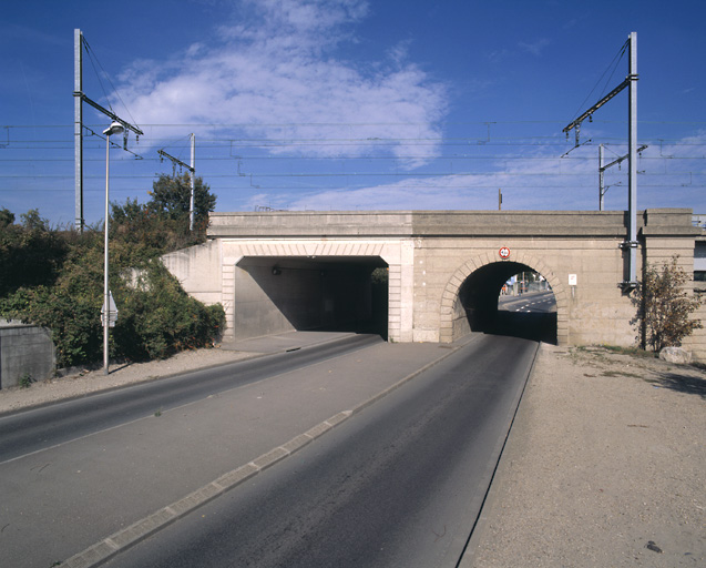 La culée septentrionale du pont percée d'une voûte pour le passage de l'ancien chemin de halage et doublée pour l'élargissement de la route.