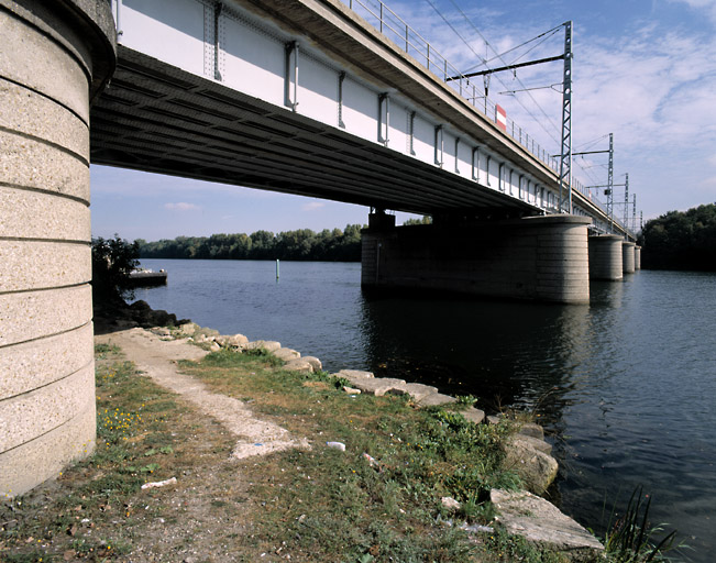 La première travée, du côté du pont établi lors du doublement des voies en 1903 (et reconstruit en 1952).