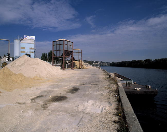Le quai de déchargement des Entrepôts d'Athis-Mons, à côté du pont du chemin de fer PLM.