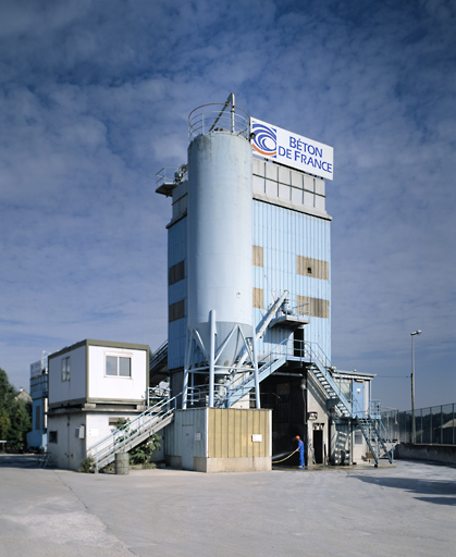 Silo de l'entreprise Béton de France, installée sur le site des Entrpôts.