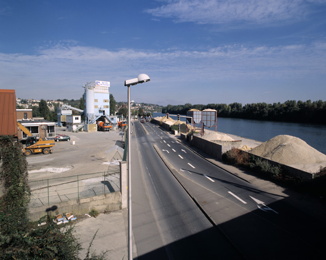 Vue d'ensemble du site à partir du pont du chemin de fer.