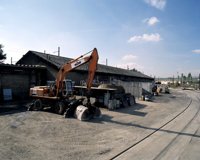 Hangar et matériel des Entrepôts ; à droite, la ligne de raccordement à la voie ferrée.