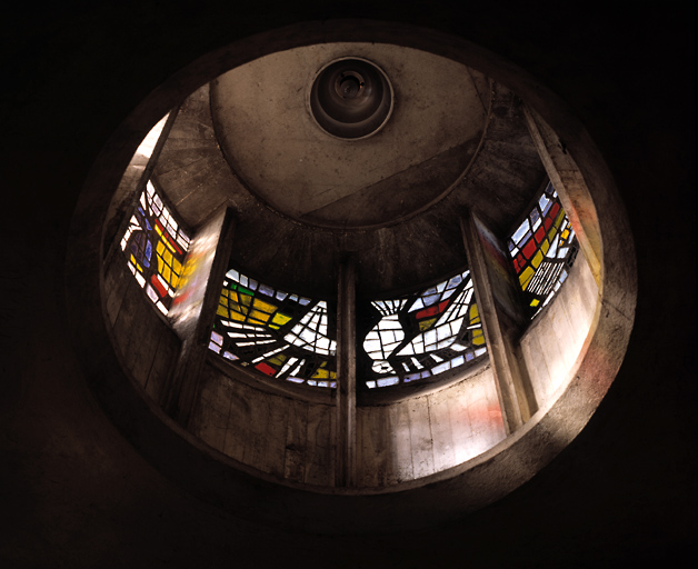 Vue en contreplongée de l'intérieur de la coupole du baptistère et de ses verrières symbolisant le baptême.