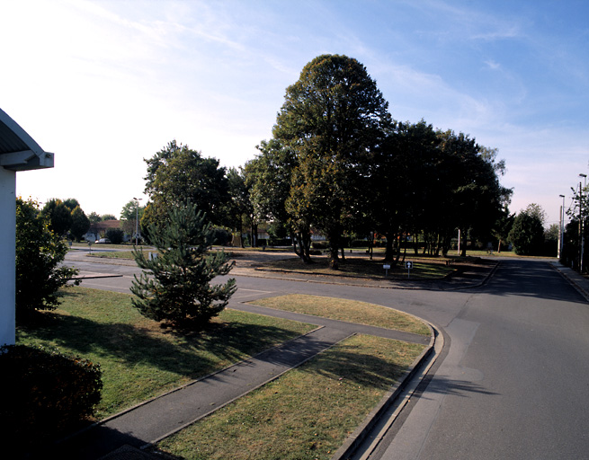 Vue perspective du square situé entre les rues René-Bourguignon et Jean-Le-Stradic ; il s'agit du jardin public D, à l'origine conçu par Albert Audias autour d'un bassin non réalisé.
