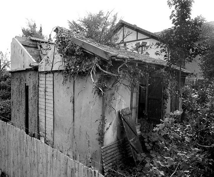 Vue d'une cabane depuis la rue.