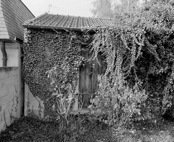 Vue d'une cabane depuis la rue.