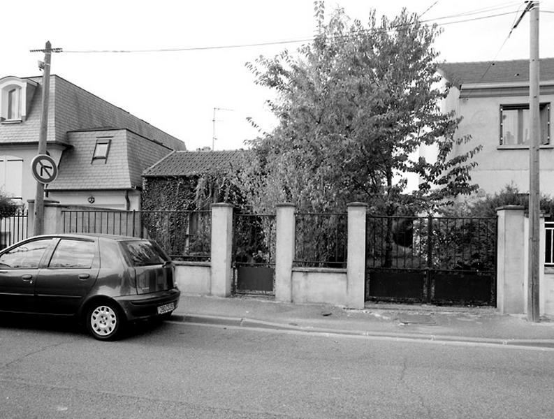 Vue d'une cabane depuis la rue.